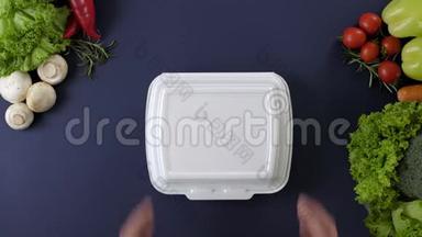 用发泡胶盒包装外卖食品.. 提供新鲜的外卖套餐，包括土豆泥和土豆泥
